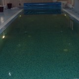 Переливной монолитный бассейн в частном доме для полноценного плавания