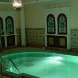 Монолитный частный бассейн с оригинальным дизайном и фонтаном