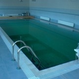 Переливной бассейн для плавания прямоугольной формы