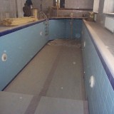 Завершение строительства скиммерного бассейна для плавания в загородном доме