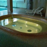 Гидромассажная ванна в помещении с частным скиммерным бассейном