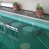 Монолитный переливной бассейн с освещением лестницы подводными светодиодами