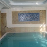Большой переливной бассейн с уникальным орнаментом из мозаики