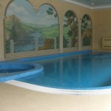 Элитный бассейн с отделкой из мозаики в частном доме
