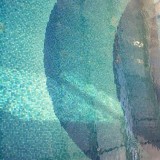 Вид лестницы монолитного частного бассейна со специальным противоскользящим покрытием