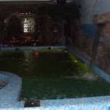 Небольшой частный бассейн с гидромассажной купелью