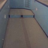 Большой скиммерный бассейн в пристройке загородного дома, отделанный керамической плиткой