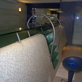Монолитный скиммерный бассейн с отделкой из мозаики и оригинальной прозрачной лестницей
