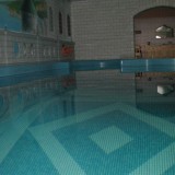 Стационарный скиммерный бассейн с оригинальным орнаментом из мозаики