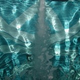 Вода в монолитном частном бассейне после очистки специальными химическими препаратами для безопасного плавания с детьми