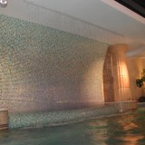 Помещение для стационарного частного бассейна с отделкой из мозаики