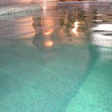 Закрытый скиммерный бассейн после химической и механической очистки воды