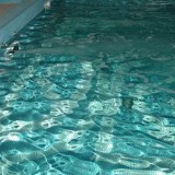 Дно чаши плавательного скиммерного бассейна с оригинальным рисунком из мозаики
