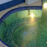 Чаша стационарного скиммерного бассейна, отделанная смальтой и мозаикой