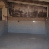 Настенное декоративное панно в помещении со скиммерным монолитным бассейном