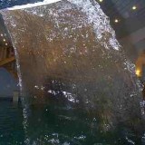 Фонтан из нержавеющей стали в частном скиммерном бассейне