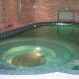 Многофункциональный скиммерный бассейн в пристройке частного дома для семейного отдыха