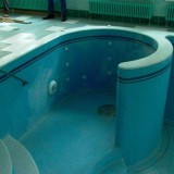 Ванна для гидромассажа в монолитном закрытом бассейне скиммерного типа