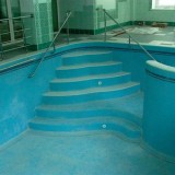 Лестница, облицованная мозаикой, для спуска в чашу закрытого скиммерного бассейна