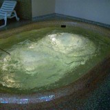 Гидромассажная ванна с подсветкой в стационарном закрытом бассейне