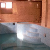 Маленький стационарный бассейн в пристройке частного дома