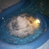 Гейзер с подсветкой в скиммерном частном бассейне
