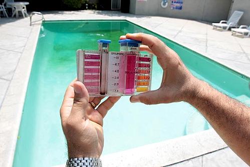 Проверка качества воды в бассейне