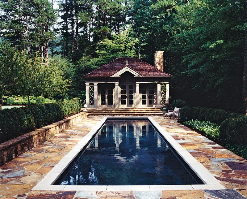 Дом с садом и бассейн